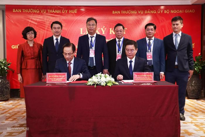 Đồng chí Lê Hoài Trung, Ủy viên Bộ Chính trị, Bí thư Đảng ủy Bộ, Bộ trưởng Bộ Ngoại giao cùng đồng chí Nguyễn Đình Trung, Ủy viên Trung ương Đảng, Bí thư Thành ủy Huế, thay mặt Ban Thường vụ Đảng ủy Bộ Ngoại giao và Ban Thường vụ Thành ủy Huế, ký Quy chế phối hợp. (Ảnh: Thành Long)