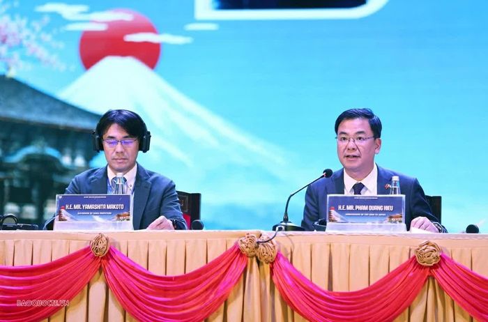 Đại sứ Việt Nam tại Nhật Bản Phạm Quang Hiệu điều phối thảo luận chuyên đề 2. (Ảnh: Thành Long)