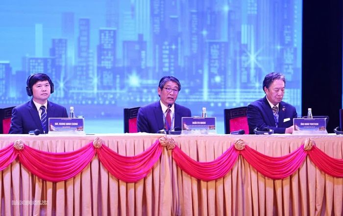 Các đại biểu trao đổi tại chuyên đề 1. (Ảnh: Thành Long)