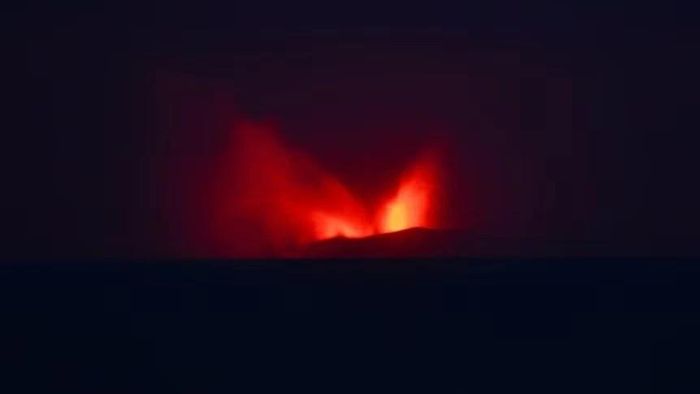 Núi lửa Anak Krakatau phun trào từ ngày 4/9. (Nguồn: ABC News)
