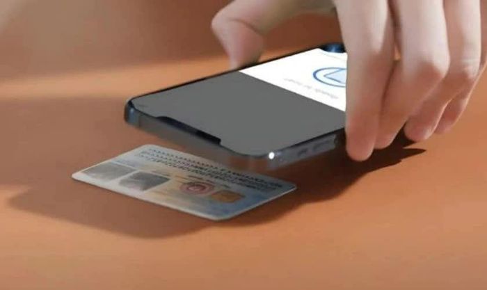 Đưa CCCD đến đúng vùng NFC.