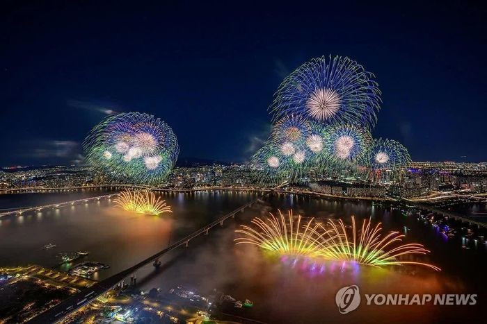 Pháo hoa rực sáng tại Lễ hội Pháo hoa Quốc tế Seoul ở Yeouido, Seoul, Hàn Quốc. (Nguồn: Yonhap)