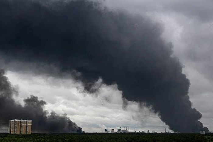 Khói đen bốc lên từ khu vực nhà máy lọc dầu Moscow của tập đoàn dầu khí Gazprom Neft ở phía Đông Nam Moscow, Nga, ngày 18/6. (Nguồn: Getty Images)