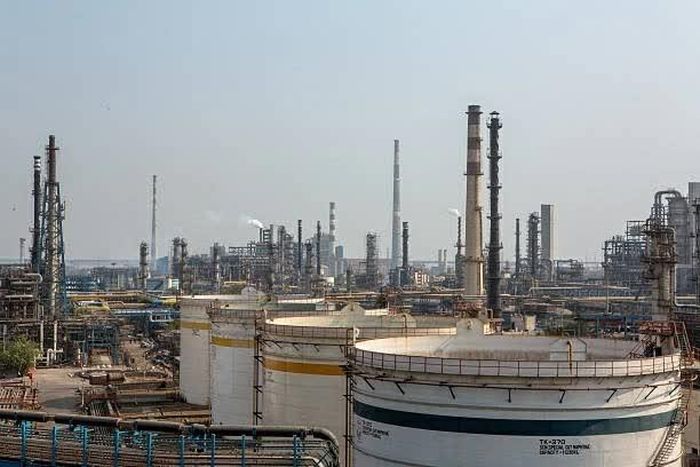 Các bồn chứa dầu tại nhà máy lọc dầu Hindustan Petroleum Corp ở Mumbai, Ấn Độ, ngày 23/4. (Nguồn: Getty Images)