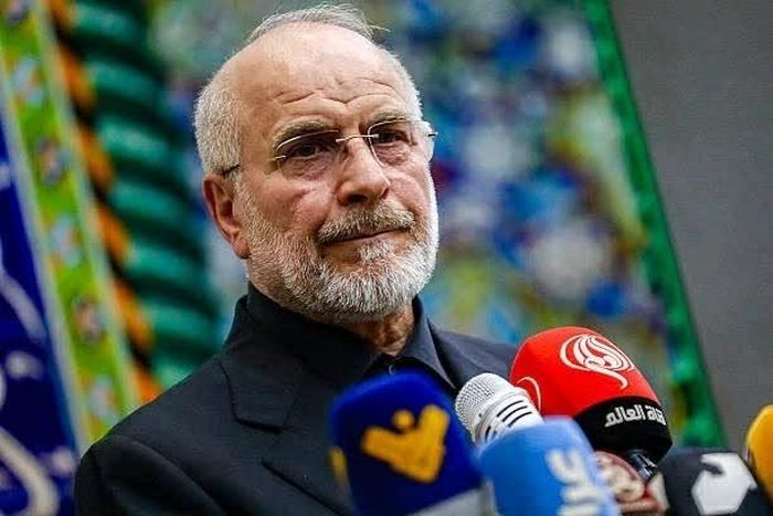 Chủ tịch Quốc hội Iran Mohammad Bagher Ghalibaf phát biểu tại một cuộc họp báo trong sự kiện tưởng niệm 40 ngày sau lễ an táng cố Lãnh tụ tối cao Iran Ayatollah Ali Khamenei, ngày 20/8. (Nguồn: Getty Images)