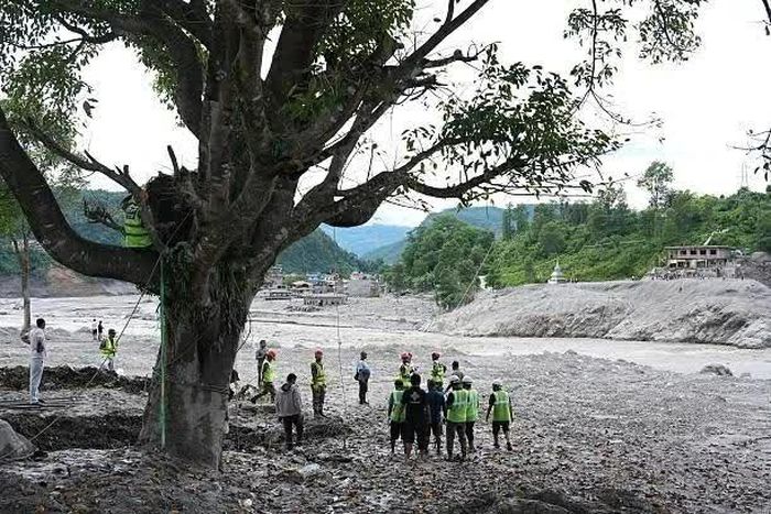 Lực lượng cứu hộ hỗ trợ người dân qua sông tại Nuwakot, Nepal. (Nguồn: Getty Images)