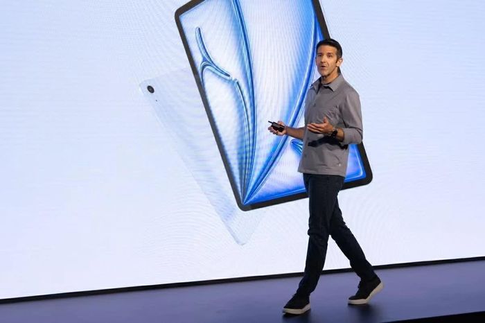 John Ternus, khi đó là Phó Chủ tịch cấp cao phụ trách kỹ thuật phần cứng tại Apple, phát biểu tại một sự kiện của công ty ở New York, Mỹ, ngày 4/3. (Nguồn: Getty Images)