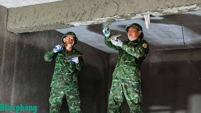 Tổ thợ của Bộ đội Biên phòng tỉnh Nghệ An được tăng cường tham gia xây dựng Trường Phổ thông nội trú liên cấp Tiểu học và Trung học cơ sở xã Anh Sơn. Ảnh: Viết Lam