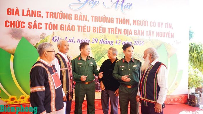 Già làng, người có uy tín Y Thơng Kđoh (ngoài cùng, bên trái) chia sẻ với các già làng, cán bộ đơn vị Quân đội về cách làm hay trong gìn giữ bình yên ở buôn làng. Ảnh: Hòa Bình