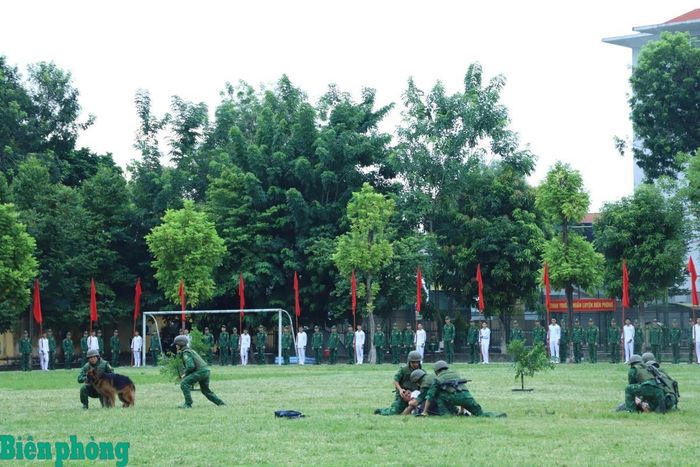 Tổng duyệt nội dung biểu diễn truy bắt đối tượng phạm tội có sử dụng chó nghiệp vụ. Ảnh: Ngọc Lâm