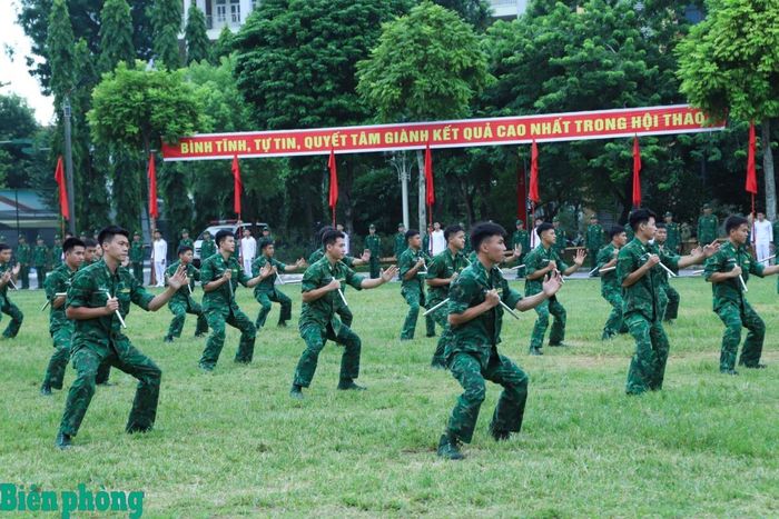 Tổng duyệt nội dung biểu diễn côn nhị khúc. Ảnh: Ngọc Lâm
