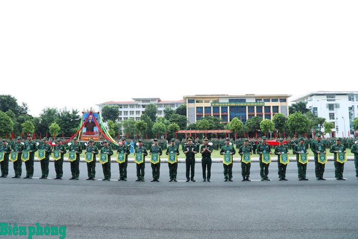 Tổng duyệt phần điều hành, trao cờ lưu niệm. Ảnh: Ngọc Lâm