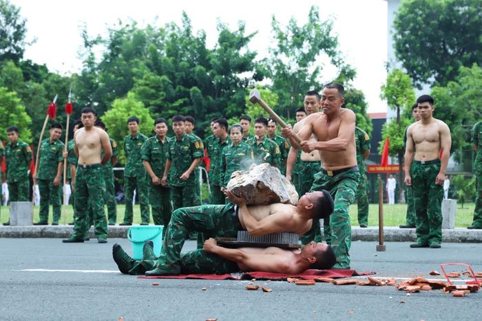 Tổng duyệt nội dung biểu diễn khí công. Ảnh: Ngọc Lâm