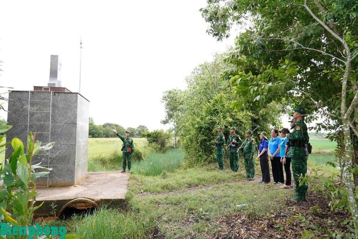 Cán bộ Đồn Biên phòng cửa khẩu Giang Thành tuyên truyền, vận động nhân dân tham gia mô hình tự quản đường biên, mốc quốc giới. Ảnh: Tiến Vinh