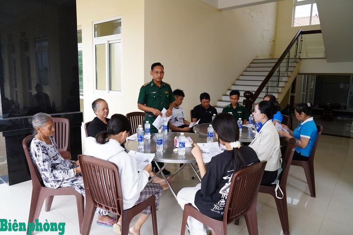 Cán bộ Đồn Biên phòng cửa khẩu Giang Thành tổ chức tuyên truyền cho nhân dân trên địa bàn về phòng, chống buôn lậu, xuất, nhập cảnh trái phép. Ảnh: Tiến Vinh