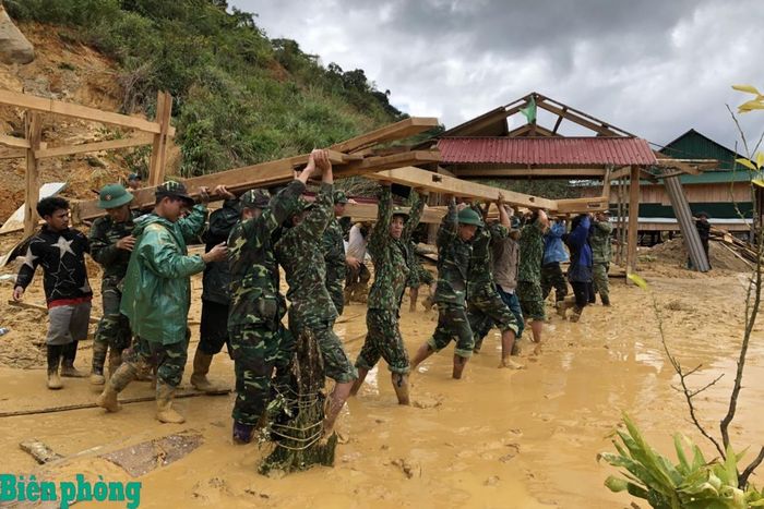 Cán bộ, chiến sĩ Đồn Biên phòng Ga Ry giúp nhân dân di chuyển tài sản ra khỏi khu vực sạt lở. Ảnh: Đơn vị cung cấp