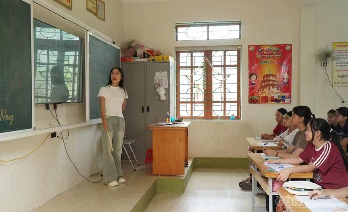Dịp về quê nghỉ hè, Huyền nảy sinh ý tưởng dạy tiếng Trung miễn phí. Ảnh: Kim Long