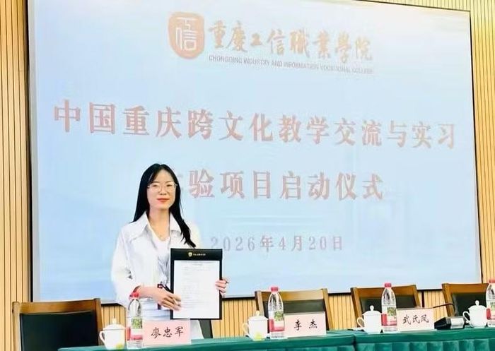 Nguyễn Thị Huyền trong một lần làm phiên dịch . Ảnh: NVCC