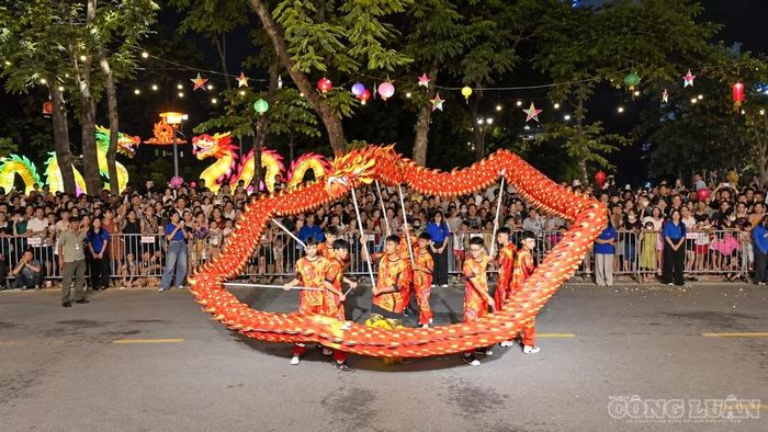 Không khí rộn ràng tại Hội thi mô hình đèn Trung thu và diễu hành ‘Trung thu Thành cổ - Sơn Tây Xứ Đoài.