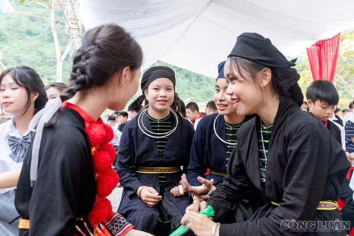 Công tác phân công giáo viên, tổ chức chuyên môn, quản lý tài sản, hồ sơ, học sinh và phối hợp giữa trường chính với phân hiệu phải được thiết kế lại.