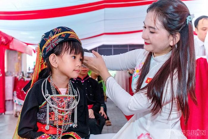 Cô và trò Trường Phổ thông nội trú liên cấp Tiểu học và THCS Thanh Thủy.