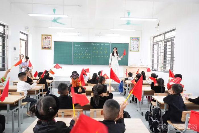Cắt giảm triệt để hồ sơ, sổ sách, báo cáo trùng lặp, hình thức; từ học kỳ 1 năm học 2026 - 2027 tuyệt đối không phát sinh hồ sơ ngoài quy định của Bộ Giáo dục và Đào tạo.
