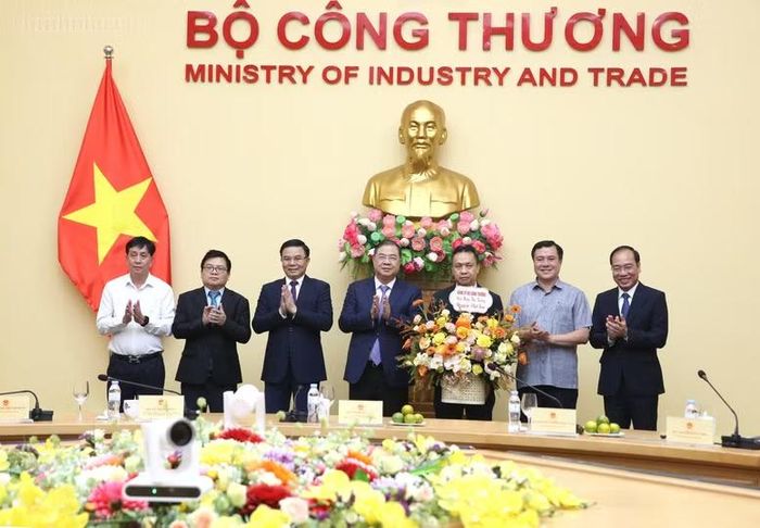 Phó Thủ tướng Thường trực Phạm Gia Túc cùng lãnh đạo Bộ Công Thương - Ảnh: CP