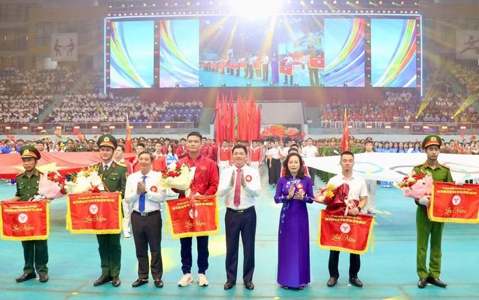 Lãnh đạo tỉnh Bắc Ninh tặng hoa, cờ lưu niệm chúc mừng các đoàn vận động viên. Ảnh: bacninh.gov.vn