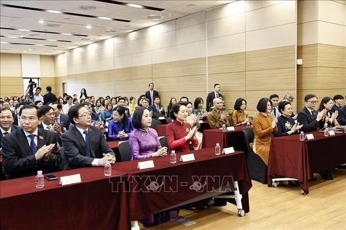 Đoàn đại biểu cấp cao Việt Nam gặp gỡ cán bộ Đại sứ quán và cộng đồng người Việt Nam tại Hàn Quốc. Ảnh: Doãn Tấn/TTXVN