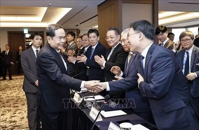 Chủ tịch Quốc hội Trần Thanh Mẫn gặp gỡ những người bạn Hàn Quốc. Ảnh: Doãn Tấn/TTXVN.