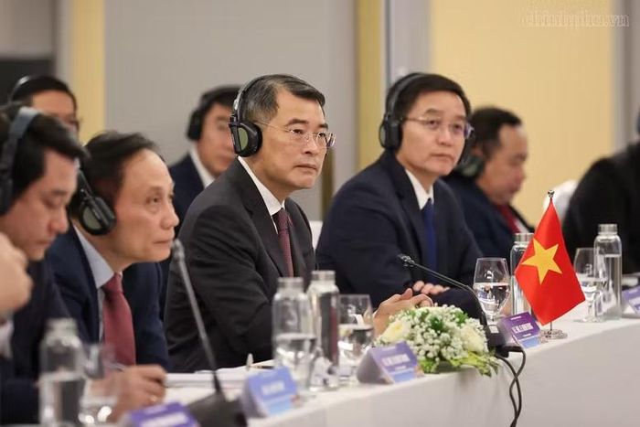 Thủ tướng Chính phủ Lê Minh Hưng nghe ý kiến phát biểu của lãnh đạo các địa phương của Nhật Bản. Ảnh: CP