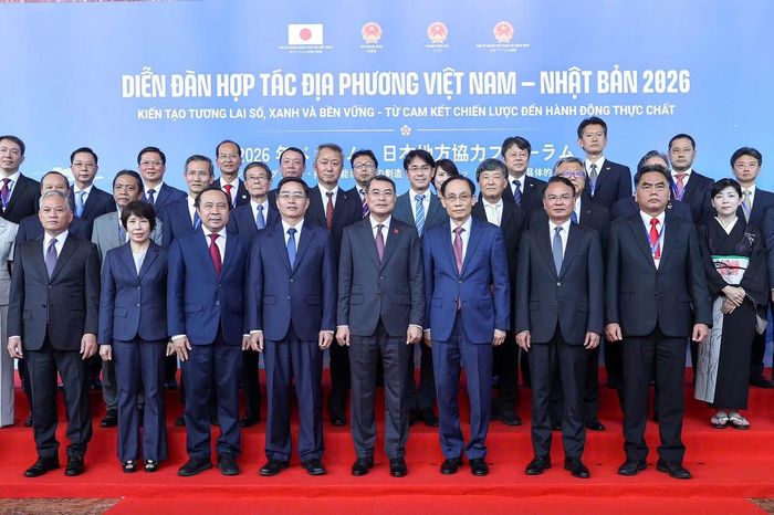 Thủ tướng Lê Minh Hưng chụp ảnh lưu niệm cùng các đại biểu tại diễn đàn. (Ảnh: L.H)