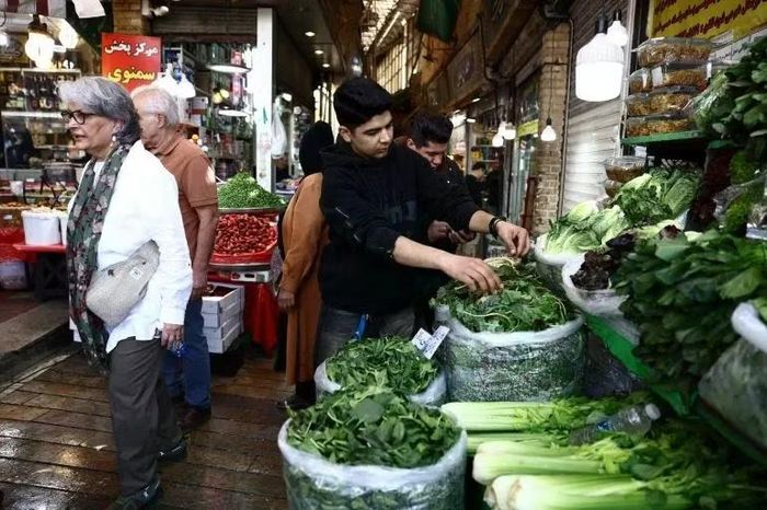 Người dân mua sắm tại một khu chợ ở Tehran tháng 3/2026. (Ảnh: Reuters)