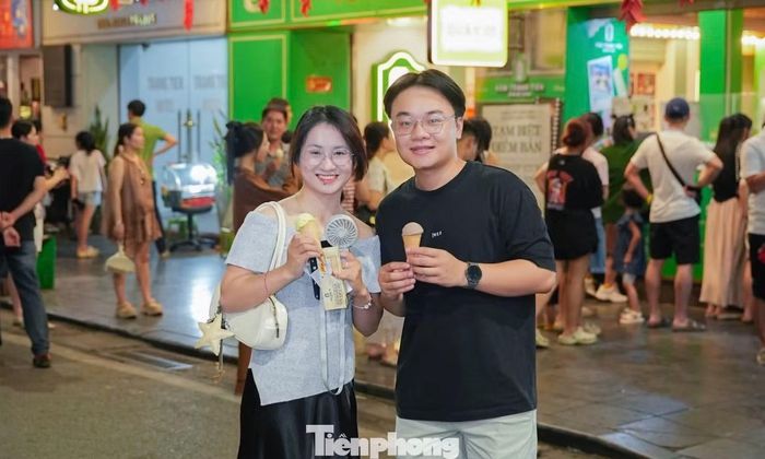 Tưởng Công Toàn (SN 1999, quê Thanh Hóa) cho biết anh thường ghé 35 Tràng Tiền mỗi khi lên phố vào dịp cuối tuần. “Tôi mỗi lần lên Hồ Gươm đều qua đây. Người nhà ở quê ra cũng được đưa tới đây check-in và đương nhiên không thể thiếu những que kem mát lạnh trên tay. Kem Tràng Tiền là một trong những món đặc sản của Hà Nội”, Toàn nói.