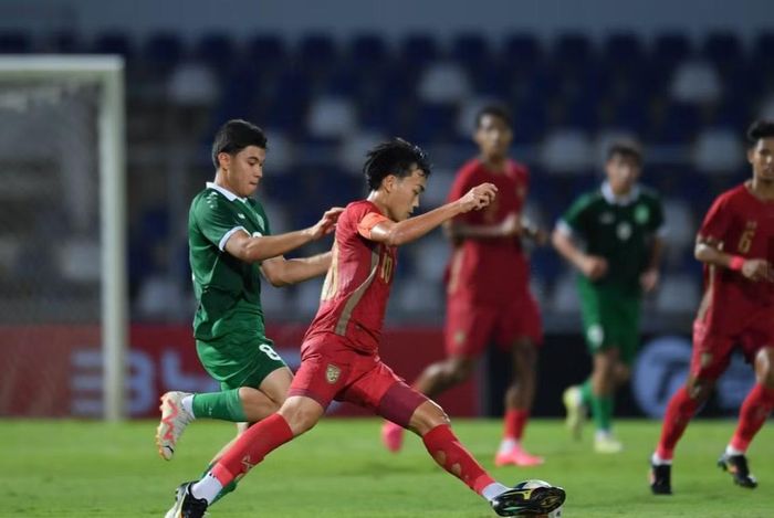  U20 Thái Lan (áo đỏ) chỉ cần 1 điểm là có vé vào vòng chung kết. 
