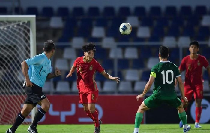  U20 Thái Lan (áo đỏ) cũng đã lên kịch bản chống bóng bổng chi tiết để đối phó U20 Iraq 