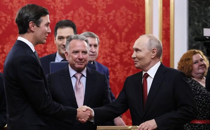 Tổng thống Nga Vladimir Putin bắt tay đặc phái viên Steve Witkoff (ảnh trái) và đặc phái viên Jared Kushner. (Ảnh: Điện Kremlin)