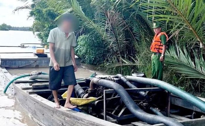 Công an xã Tân Hào, tỉnh Vĩnh Long phát hiện phương tiện chứa cát không rõ nguồn gốc.