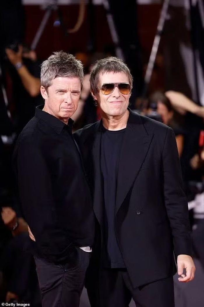 Cặp anh em nghệ sĩ người Anh Noel và Liam Gallagher cũng gây chú ý khi dự buổi ra mắt phim tài liệu về ban nhạc của họ - Oasis: Don't Look Back in Anger. Ảnh: Getty Images.