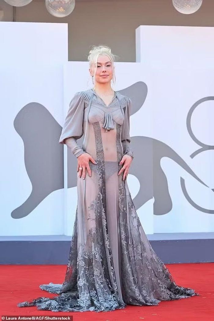 Phoebe Bridgers - bạn diễn của Robert Pattinson - trong phim, thu hút mọi ánh nhìn với chiếc váy Alexander McQueen màu xám xuyên thấu, có giá gần 12.000 USD. Ảnh: Getty Images/Shutterstock.