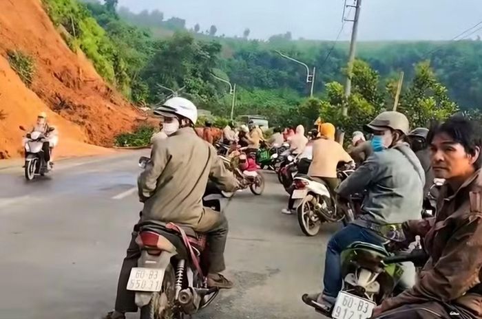 Tình trạng sạt lở trên dốc Năm Cây làm gián đoạn việc lưu thông của người dân trên địa bàn xã Phước Sơn (ảnh người dân cung cấp)