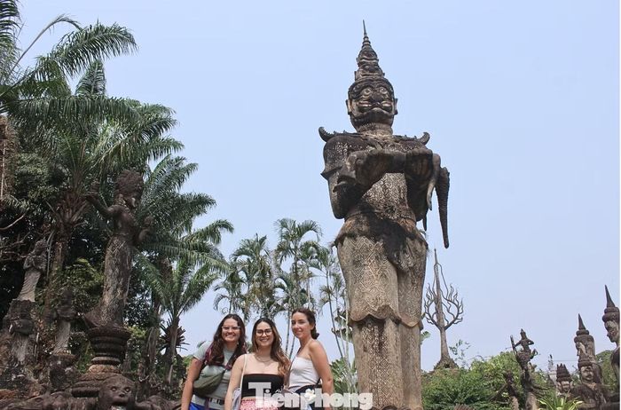 “Tôi không nghĩ mình sẽ nhìn thấy một nơi như thế này ở Đông Nam Á. Nó không giống một ngôi chùa truyền thống, cũng không giống bảo tàng. Mọi thứ giống như một khu vườn nghệ thuật ngoài trời, thiên nhiên và tín ngưỡng hòa vào nhau”, Emily Carter (đứng giữa) - du khách Mỹ - nói.