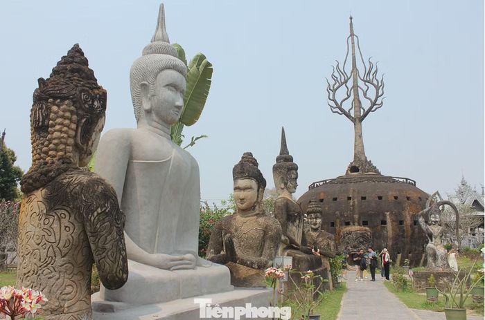 Không chỉ có tượng Phật nằm, Xiêng Khuôn còn gây choáng ngợp bởi hàng loạt tác phẩm có kích thước lớn gấp nhiều lần con người. Đứng dưới chân những khối điêu khắc đồ sộ, du khách dễ cảm nhận rõ sự nhỏ bé của mình.