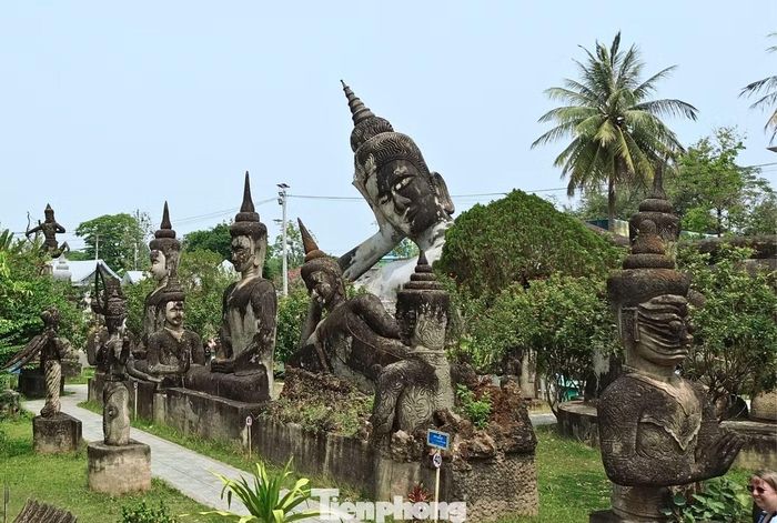 Đến với Xiêng Khuôn, du khách không chỉ choáng ngợp trước những pho tượng khổng lồ mà còn có cảm giác như lạc vào một thế giới khác bên dòng Mekong.
