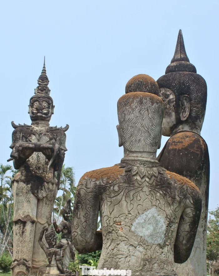 Giá vé vào vườn tượng Xiêng Khuôn là 10.000 kíp Lào (khoảng 12.000 đồng), áp dụng cho cả người dân địa phương và khách quốc tế. Khu tham quan mở cửa hằng ngày từ 8h-17h.