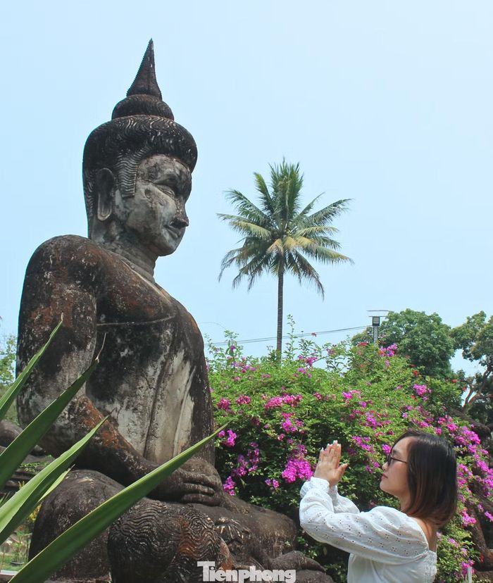 “Tôi từng xem ảnh về nơi này nhưng khi đứng giữa những pho tượng khổng lồ mới thực sự cảm nhận được sự choáng ngợp. Mỗi bước đi lại bắt gặp một hình tượng khác, khiến tôi có cảm giác như đang khám phá một thế giới thần thoại bằng đá”, chị Mai Khanh - du khách TPHCM - chia sẻ.