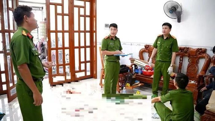  Công an khám nghiệm hiện trường, thu thập dấu vết phục vụ điều tra vụ án. ﻿Ảnh: Công an cung cấp 