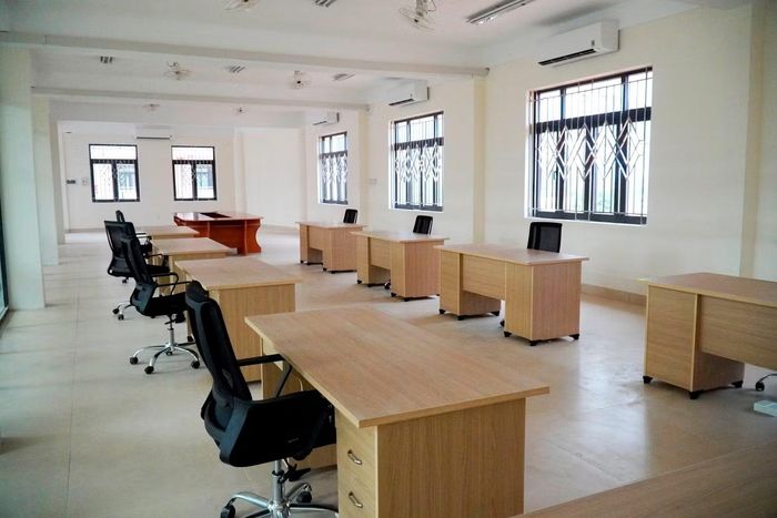 Bên trong khu hiệu bộ trường liên cấp A Lưới 4.