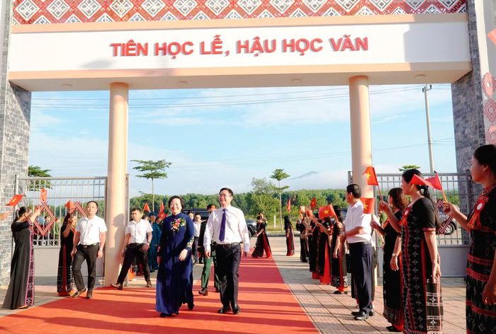 Vinh dự đón Phó Thủ tướng Phạm Thị Thanh Trà đến dự khai giảng và khánh thành Trường phổ thông nội trú liên cấp Tiểu học và THCS xã A Lưới 3.