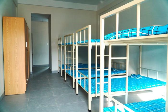 Khu nội trú trường liên cấp A Lưới 3 được bố trí đầy đủ giường, tủ, đáp ứng nhu cầu sinh hoạt của hơn 160 học sinh ở lại trường.